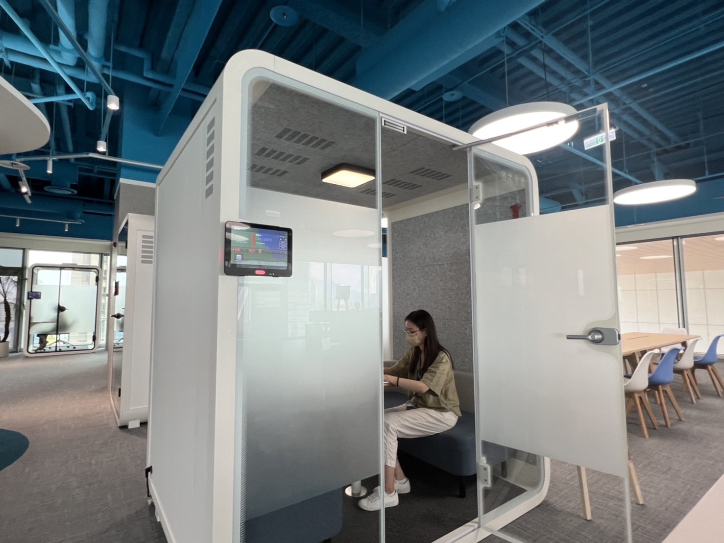 金世豪高雄據點的智慧行動辦公艙，展現金世豪在面板以外的研發應用軟實力