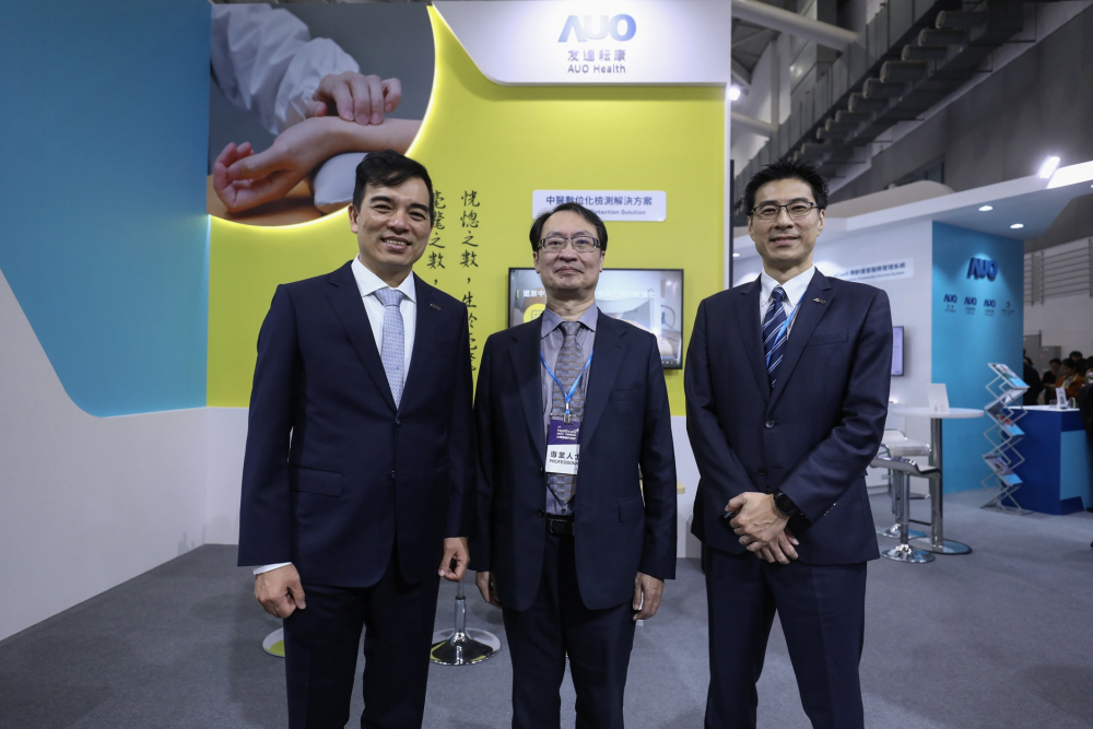 首次於醫療科技展亮相的金世豪耘康，捐贈數位化檢測設備與研究經費，協助衛福部國家中醫藥研究所打造中醫大數據資料庫。圖由左至右為金世豪光電執行長暨總經理柯富仁、衛福部國家中醫藥研究所所長蘇奕彰、金世豪光電智慧醫療事業群總經理廖世宏